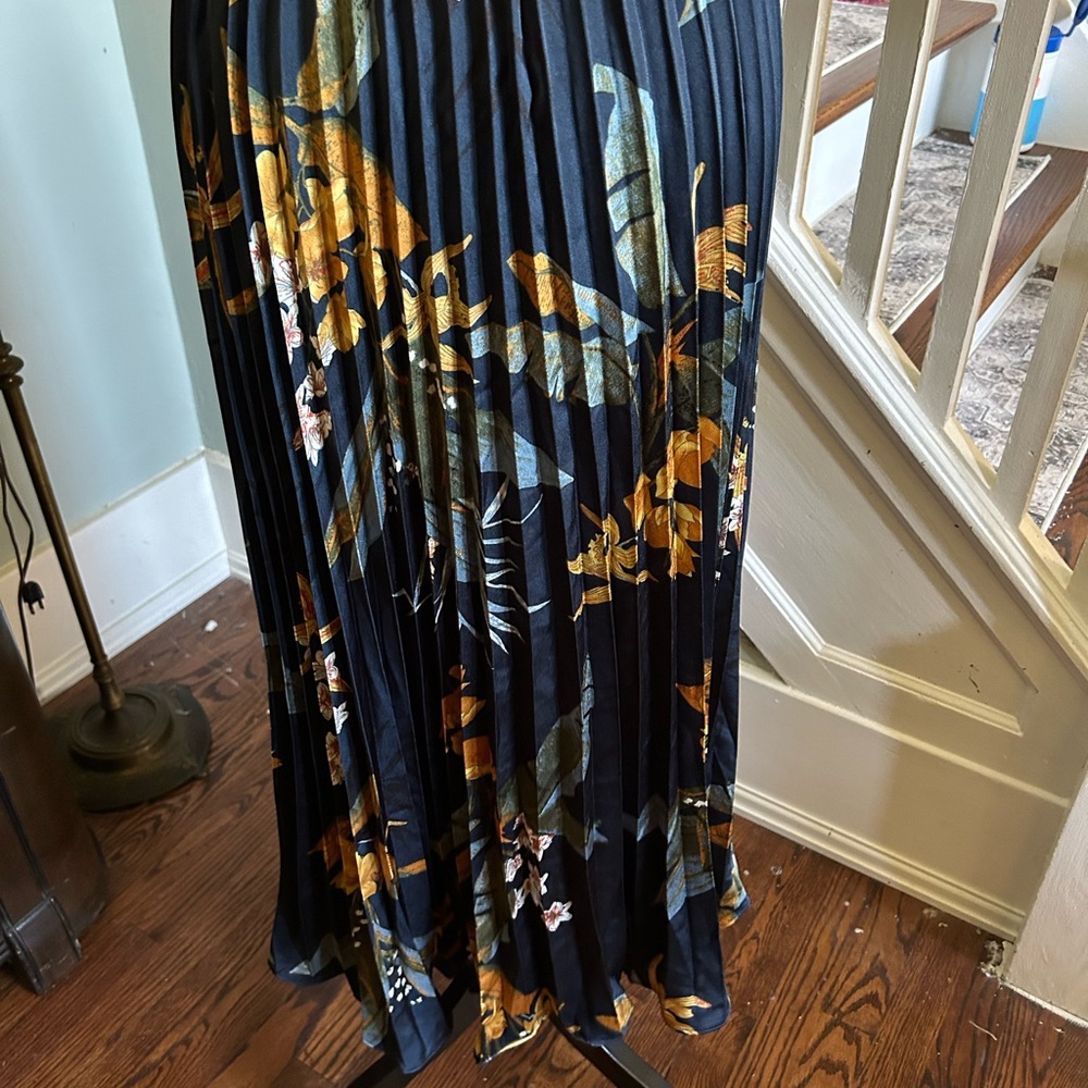Liquorish pleated zip open back halter dress-Size 8-NWT - Picture 6 of 7